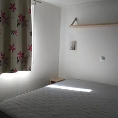 Mobil-home Avec Terrasse Pour 4 Personnes - Api-1-52-614 *